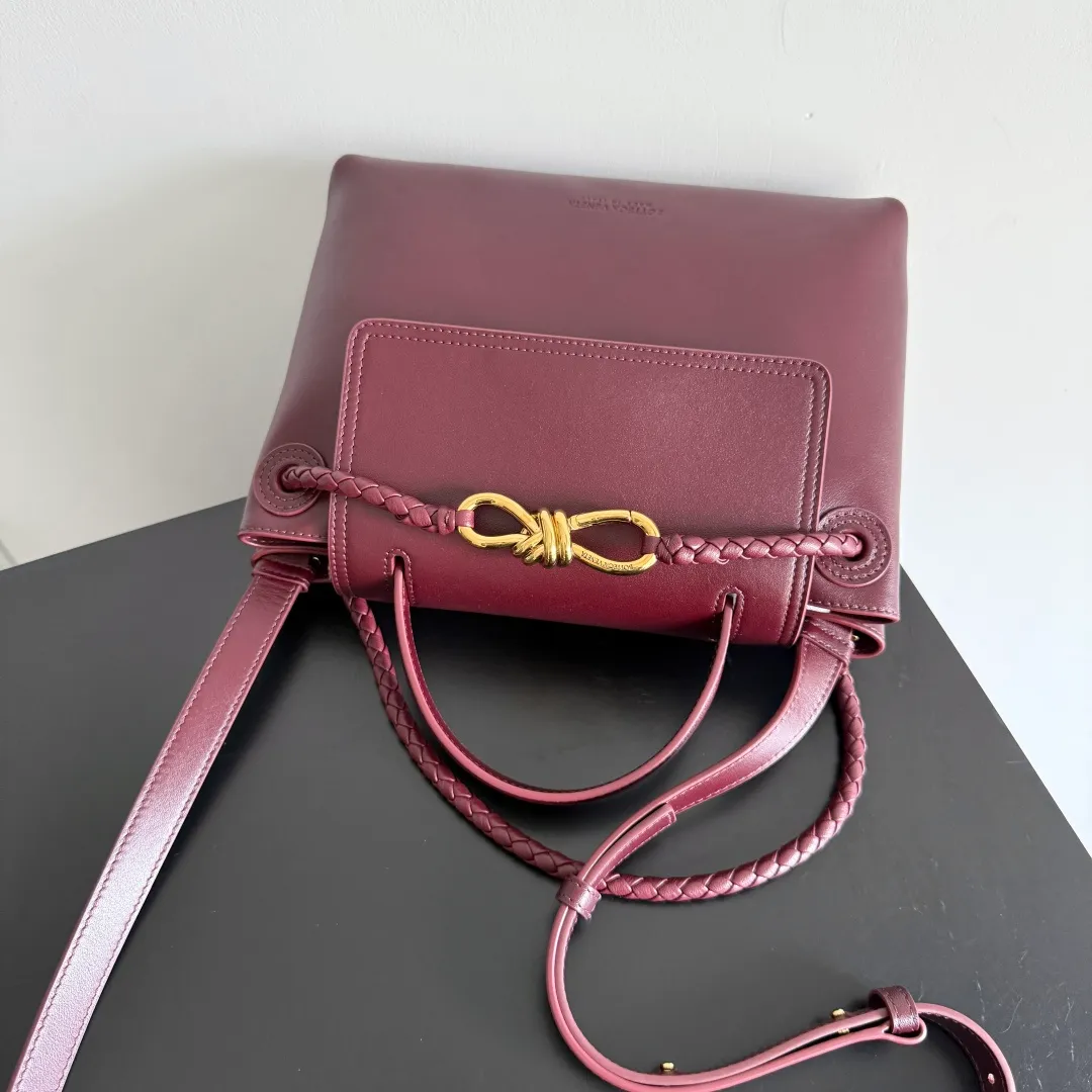 Batch 2060 BottegaVeneta Latest Ciao Ciao Bag Silky cowhide two-way flap handbag with signature twist detail, hidden hook closure, flap can be fastened to the front or attached to the INTRECCIATO woven internal pocket, comes with an adjustable and removable crossbody strap, internal compartment, and also features a zippered pocket. The surprise flap has various shapes. Style 1 - Cover the bag surface, exposing the knot and knot decoration. Style 2 - Place the flap inside the bag. A buckle is also designed. Style 3 - The U-shaped position of the top handle in the hand bag. Style No.: 835835 Size: 26*19*10.5cm